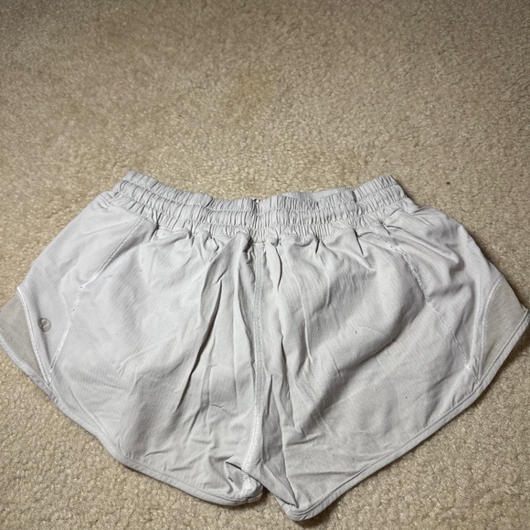 Lululemon Hotty Hot Low-Rise Lined Shorts 2.5” - Picture 2 of 3